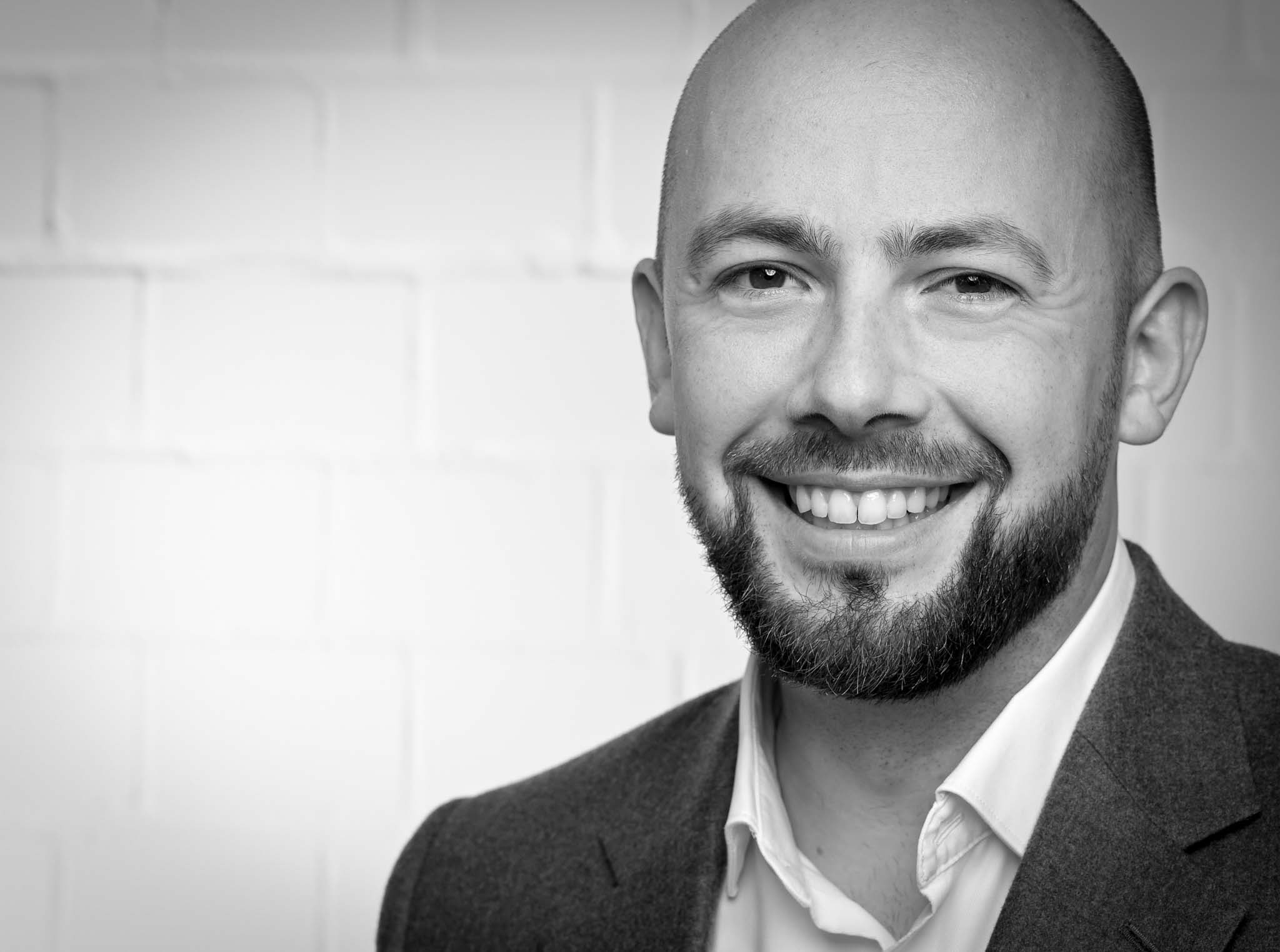 Portraitfoto des Geschäftsführers Dennis Pesch
